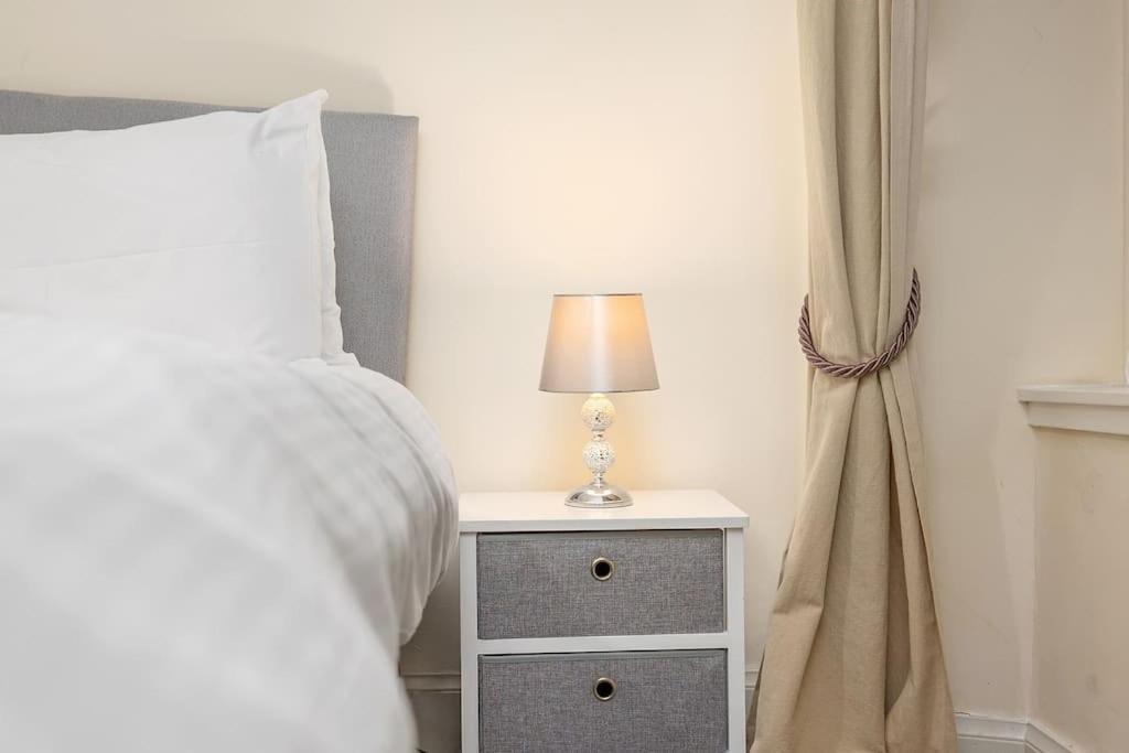 Two Bedroom Apartment-Central Edinburgh-Old Town-Licensed Buitenkant foto
